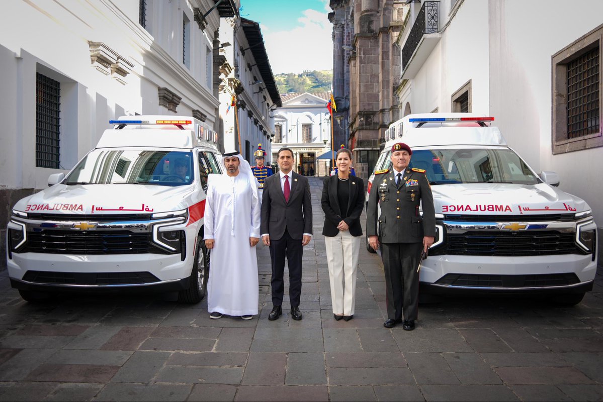 CancilleriaEc's tweet photo. 🇪🇨🤝🇦🇪 Ecuador y Emiratos Árabes Unidos continúan fortaleciendo su cooperación bilateral.

Esta mañana, el Gobierno de Emiratos Árabes Unidos realizó la donación de dos ambulancias y un moderno sistema portátil de rayos X, equipos que fortalecerán las capacidades de la Casa Militar de la Presidencia de la República del Ecuador.

Durante el acto protocolario, el canciller @robertokuryec destacó que este gesto "demuestra el excelente momento que atraviesan las relaciones entre nuestros países y constituye una expresión tangible de una agenda bilateral cada vez más dinámica, estratégica y orientada a resultados".

Bajo el liderazgo del presidente Daniel Noboa, la relación entre Ecuador y Emiratos Árabes Unidos se ha consolidado en áreas clave como el comercio, la tecnología, la innovación y la cooperación para el desarrollo.

Seguimos tendiendo puentes con el mundo. 🌎🇪🇨🤝🇦🇪