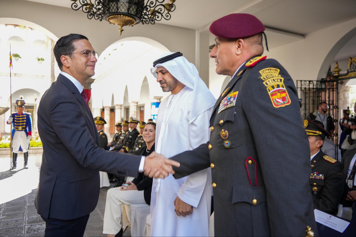 CancilleriaEc's tweet photo. 🇪🇨🤝🇦🇪 Ecuador y Emiratos Árabes Unidos continúan fortaleciendo su cooperación bilateral.

Esta mañana, el Gobierno de Emiratos Árabes Unidos realizó la donación de dos ambulancias y un moderno sistema portátil de rayos X, equipos que fortalecerán las capacidades de la Casa Militar de la Presidencia de la República del Ecuador.

Durante el acto protocolario, el canciller @robertokuryec destacó que este gesto "demuestra el excelente momento que atraviesan las relaciones entre nuestros países y constituye una expresión tangible de una agenda bilateral cada vez más dinámica, estratégica y orientada a resultados".

Bajo el liderazgo del presidente Daniel Noboa, la relación entre Ecuador y Emiratos Árabes Unidos se ha consolidado en áreas clave como el comercio, la tecnología, la innovación y la cooperación para el desarrollo.

Seguimos tendiendo puentes con el mundo. 🌎🇪🇨🤝🇦🇪