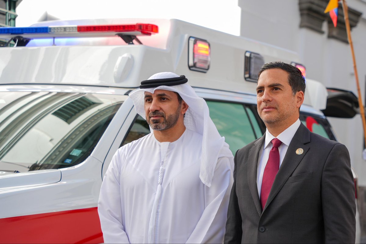 CancilleriaEc's tweet photo. 🇪🇨🤝🇦🇪 Ecuador y Emiratos Árabes Unidos continúan fortaleciendo su cooperación bilateral.

Esta mañana, el Gobierno de Emiratos Árabes Unidos realizó la donación de dos ambulancias y un moderno sistema portátil de rayos X, equipos que fortalecerán las capacidades de la Casa Militar de la Presidencia de la República del Ecuador.

Durante el acto protocolario, el canciller @robertokuryec destacó que este gesto "demuestra el excelente momento que atraviesan las relaciones entre nuestros países y constituye una expresión tangible de una agenda bilateral cada vez más dinámica, estratégica y orientada a resultados".

Bajo el liderazgo del presidente Daniel Noboa, la relación entre Ecuador y Emiratos Árabes Unidos se ha consolidado en áreas clave como el comercio, la tecnología, la innovación y la cooperación para el desarrollo.

Seguimos tendiendo puentes con el mundo. 🌎🇪🇨🤝🇦🇪
