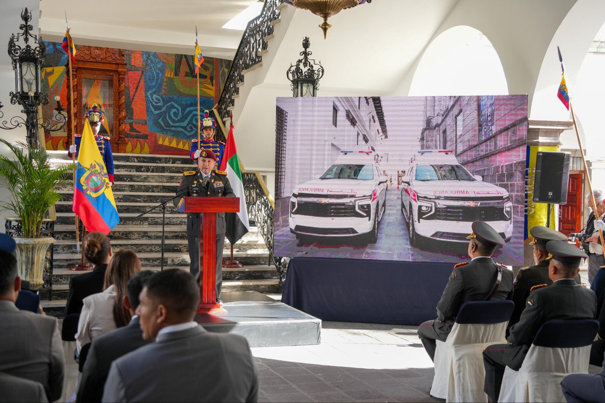 CancilleriaEc's tweet photo. 🇪🇨🤝🇦🇪 Ecuador y Emiratos Árabes Unidos continúan fortaleciendo su cooperación bilateral.

Esta mañana, el Gobierno de Emiratos Árabes Unidos realizó la donación de dos ambulancias y un moderno sistema portátil de rayos X, equipos que fortalecerán las capacidades de la Casa Militar de la Presidencia de la República del Ecuador.

Durante el acto protocolario, el canciller @robertokuryec destacó que este gesto "demuestra el excelente momento que atraviesan las relaciones entre nuestros países y constituye una expresión tangible de una agenda bilateral cada vez más dinámica, estratégica y orientada a resultados".

Bajo el liderazgo del presidente Daniel Noboa, la relación entre Ecuador y Emiratos Árabes Unidos se ha consolidado en áreas clave como el comercio, la tecnología, la innovación y la cooperación para el desarrollo.

Seguimos tendiendo puentes con el mundo. 🌎🇪🇨🤝🇦🇪