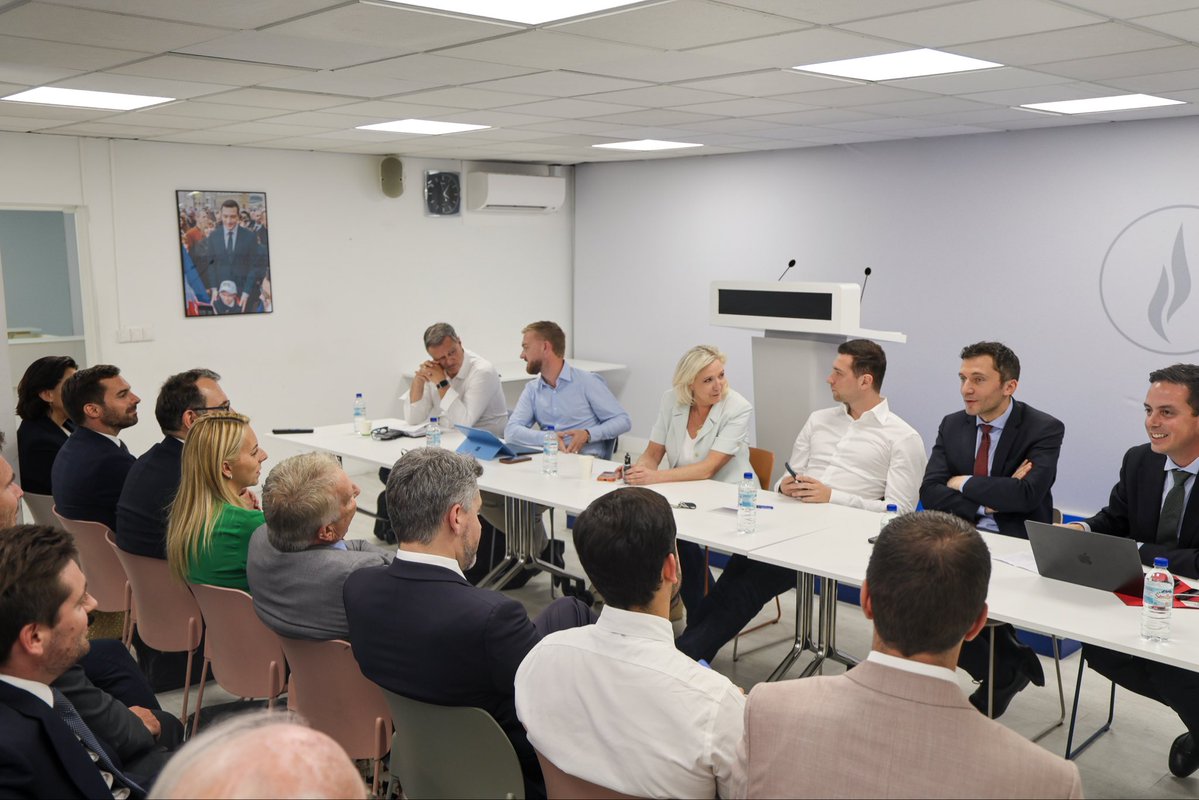 RNational_off's tweet photo. 🔵 @MLP_officiel et @J_Bardella réunissaient cet après-midi, au siège du RN, le Conseil national élargi, quelques heures après la confirmation de la candidature de Marine.

Pour redresser le pays, plus que jamais, nous avons besoin de vous ! Soutenez-nous sur https://t.co/GXfyJiXraH 🇫🇷