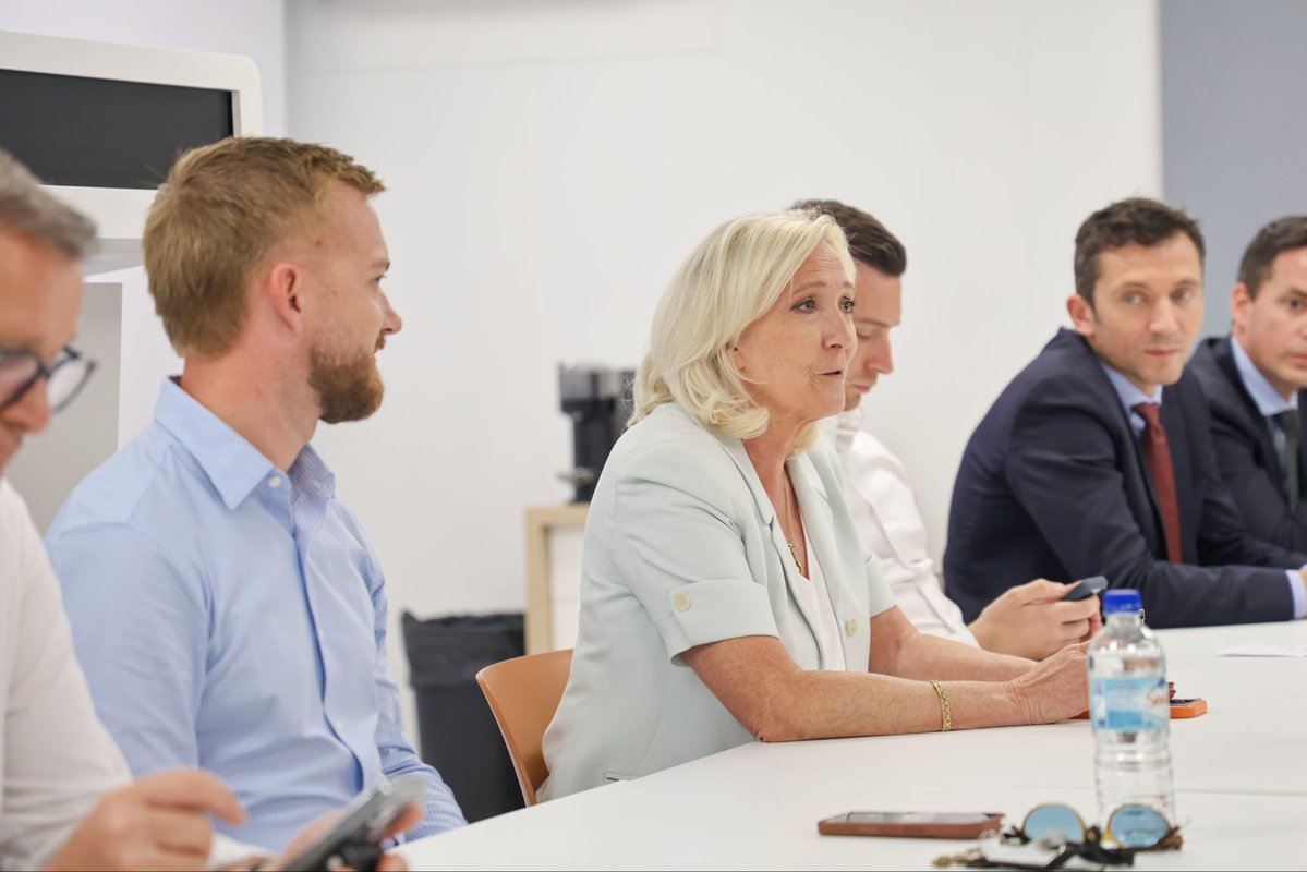 RNational_off's tweet photo. 🔵 @MLP_officiel et @J_Bardella réunissaient cet après-midi, au siège du RN, le Conseil national élargi, quelques heures après la confirmation de la candidature de Marine.

Pour redresser le pays, plus que jamais, nous avons besoin de vous ! Soutenez-nous sur https://t.co/GXfyJiXraH 🇫🇷