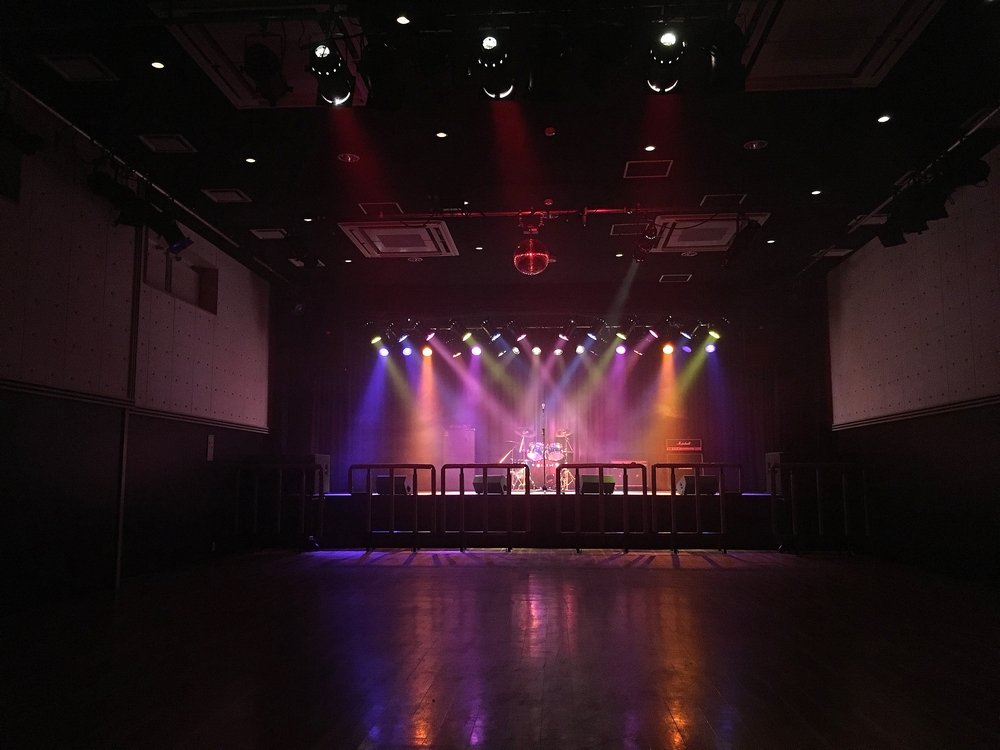 ronronron's tweet photo. 清水のライブハウス、柵の真ん中の絶妙な隙間なに https://t.co/az0MBZvSdU