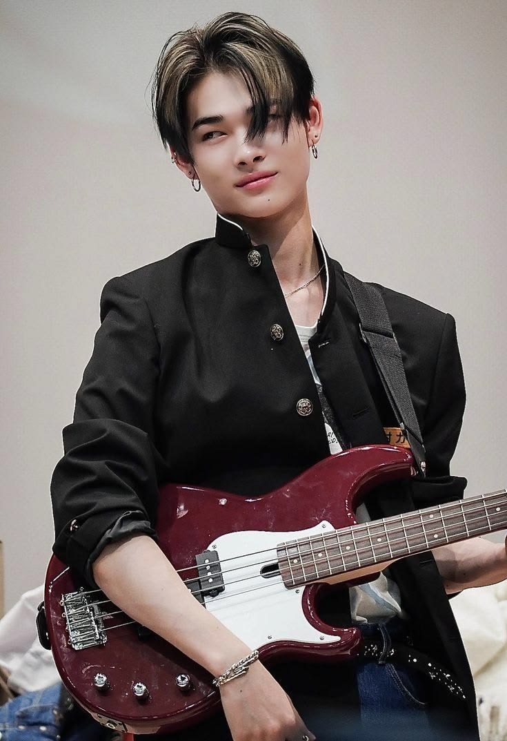IrissSEVEN's tweet photo. Você prefere que o Ni-ki toque guitarra para você ou tomar um suco com ele? 

#Fight_For_SevEN
#Monetary_Boycott_HYBE https://t.co/GYGh9CfqkU