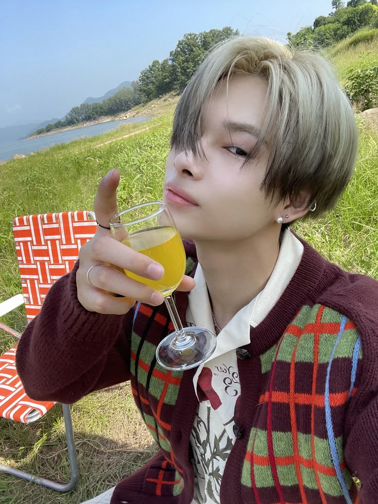 IrissSEVEN's tweet photo. Você prefere que o Ni-ki toque guitarra para você ou tomar um suco com ele? 

#Fight_For_SevEN
#Monetary_Boycott_HYBE https://t.co/GYGh9CfqkU