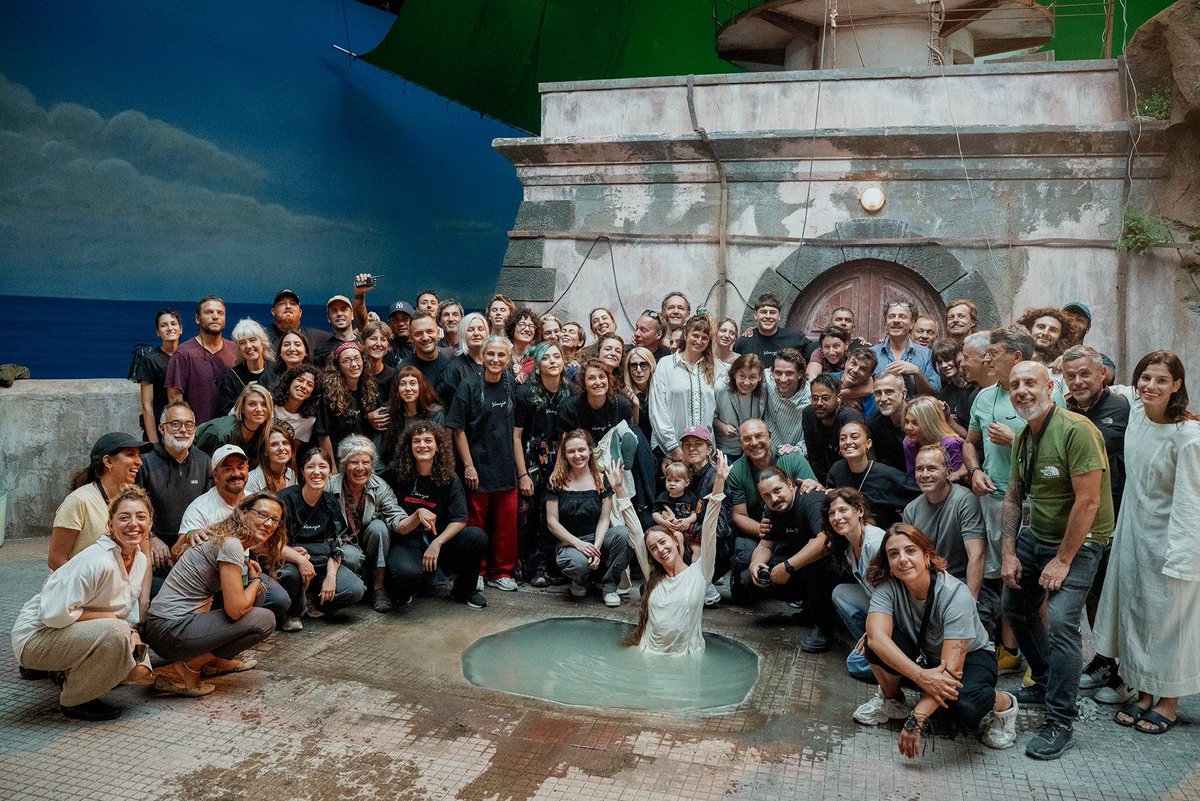 DJNewsBRA's tweet photo. 📸 | Novas imagens de Dakota Johnson com a equipe de THREE INCESTUOUS SISTERS nos encerramentos das gravações.

— simona_pamp IG https://t.co/fEpAndzRK9