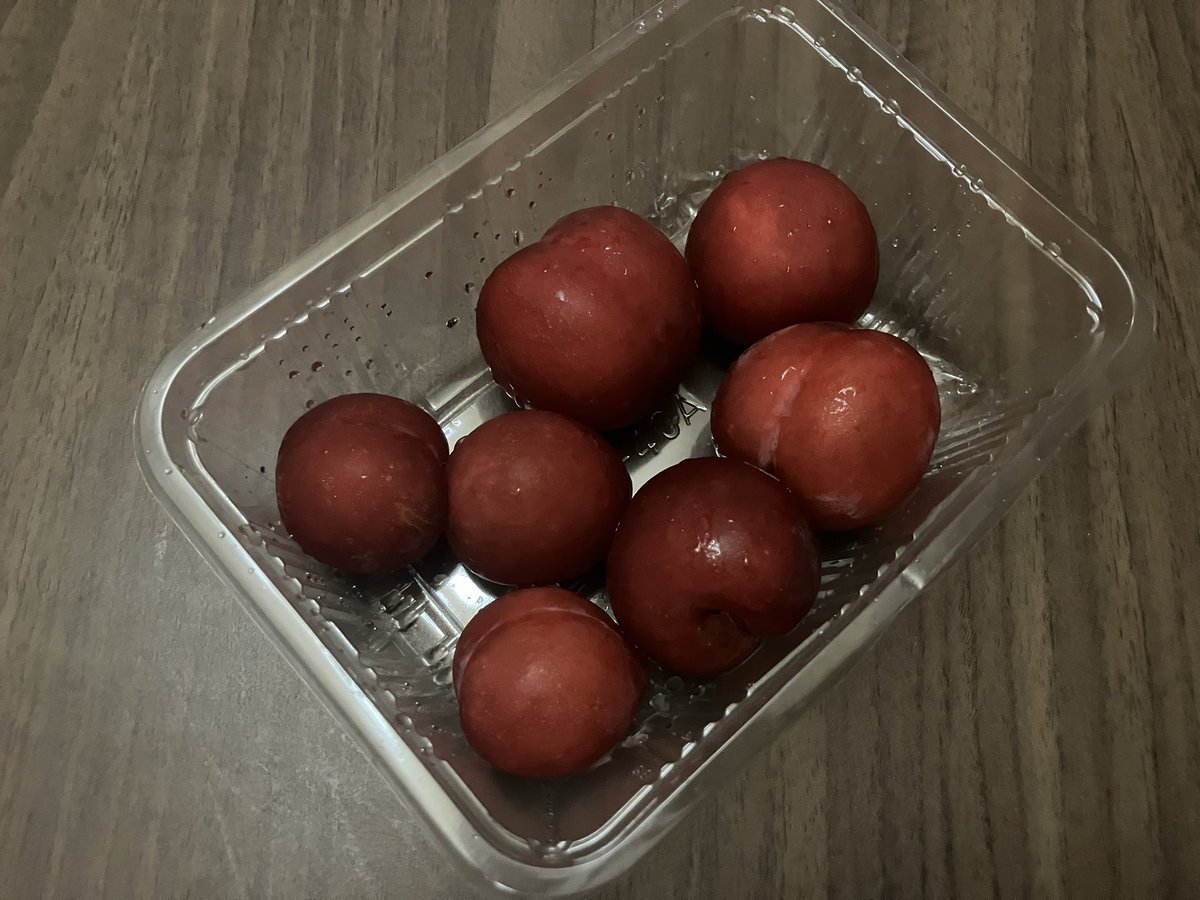 postman19720917's tweet photo. 野球見てたけど8回途中で寝落ち…起きて無人販売で買ったすもも1パック一気食い。 https://t.co/Rs7Z6FruAr