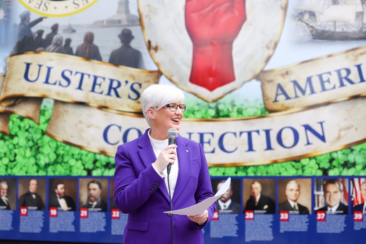 ExecOfficeNI's tweet photo. Junior Minister Joanne Bunting attended the official unveiling of a new Ulster American mural on Shankill Road, Belfast which was delivered through the Communities in Transition (CIT) programme. https://t.co/rwldeQS5Ta