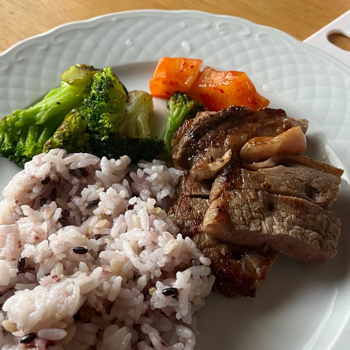 Y1918O's tweet photo. 実家ご飯も美味しかったな〜。肉食べすぎ https://t.co/rWAWfHOAhJ