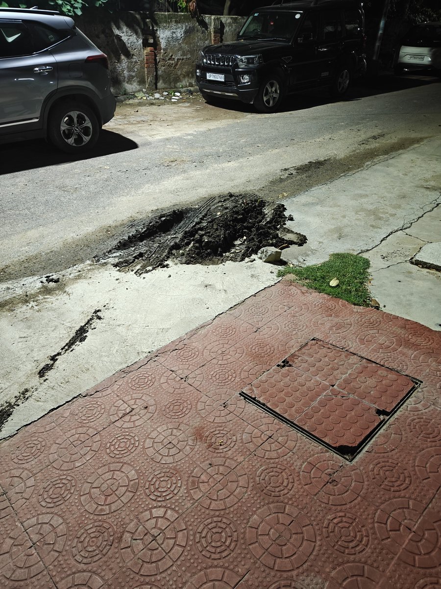 npsingh90's tweet photo. @nagarnigamknp ye manhole saaf karne ka kaun sa tareeka hai...malwa nikaala wo bhi barsaat ke time par aur ghar ke saamne daal kar chale gaye.....kau uthayega isse?
117/H-2/42 pandu nagar.Sateyndra gautam ( advocate) https://t.co/lK8ERC7mbP