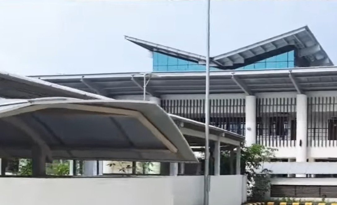 SitamarhiJila's tweet photo. Patna ISBT vs Bhubaneswar ISBT

Patna ISBT
• Cost: ₹330 Cr
• Built-up Area: 82,810 sq m

Bhubaneswar ISBT
• Cost: ₹210 Cr
• Built-up Area: 28,125 sq m

Patna's bus terminal is nearly 3 times larger in built-up area, yet its budget is only ₹120 crore higher than Bhubaneswar's.

If a world-class bus terminal could be built in Bhubaneswar for ₹210 crore, why does Patna's much larger project not appear to offer the same level of quality and passenger experience? Shouldn't a terminal of this scale have received proportionately greater investment?