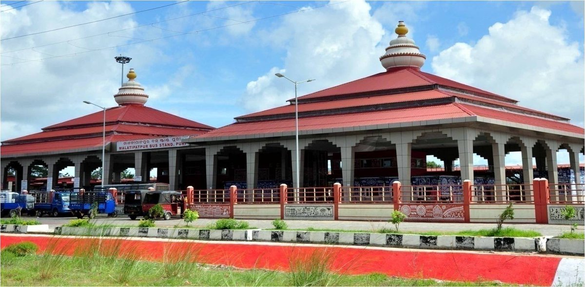 SitamarhiJila's tweet photo. Patna ISBT vs Bhubaneswar ISBT

Patna ISBT
• Cost: ₹330 Cr
• Built-up Area: 82,810 sq m

Bhubaneswar ISBT
• Cost: ₹210 Cr
• Built-up Area: 28,125 sq m

Patna's bus terminal is nearly 3 times larger in built-up area, yet its budget is only ₹120 crore higher than Bhubaneswar's.

If a world-class bus terminal could be built in Bhubaneswar for ₹210 crore, why does Patna's much larger project not appear to offer the same level of quality and passenger experience? Shouldn't a terminal of this scale have received proportionately greater investment?