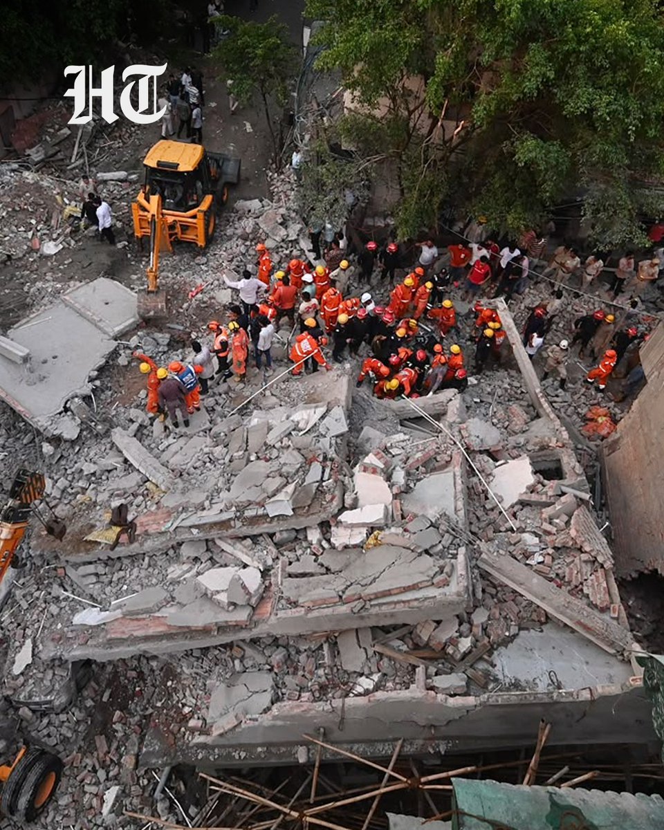 htTweets's tweet photo. #InPhotos | One person was killed after a building collapsed in Delhi's Rohini area amid heavy rainfall. NDRF personnel rescued a survivor from beneath the debris as rescue teams continued operations to evacuate those trapped under the rubble. 

(Photo by @sanchit2294 / Hindustan Times)

#Delhi #Rohini #BuildingCollapse #NDRF #RescueOperation #HeavyRain #DelhiRains