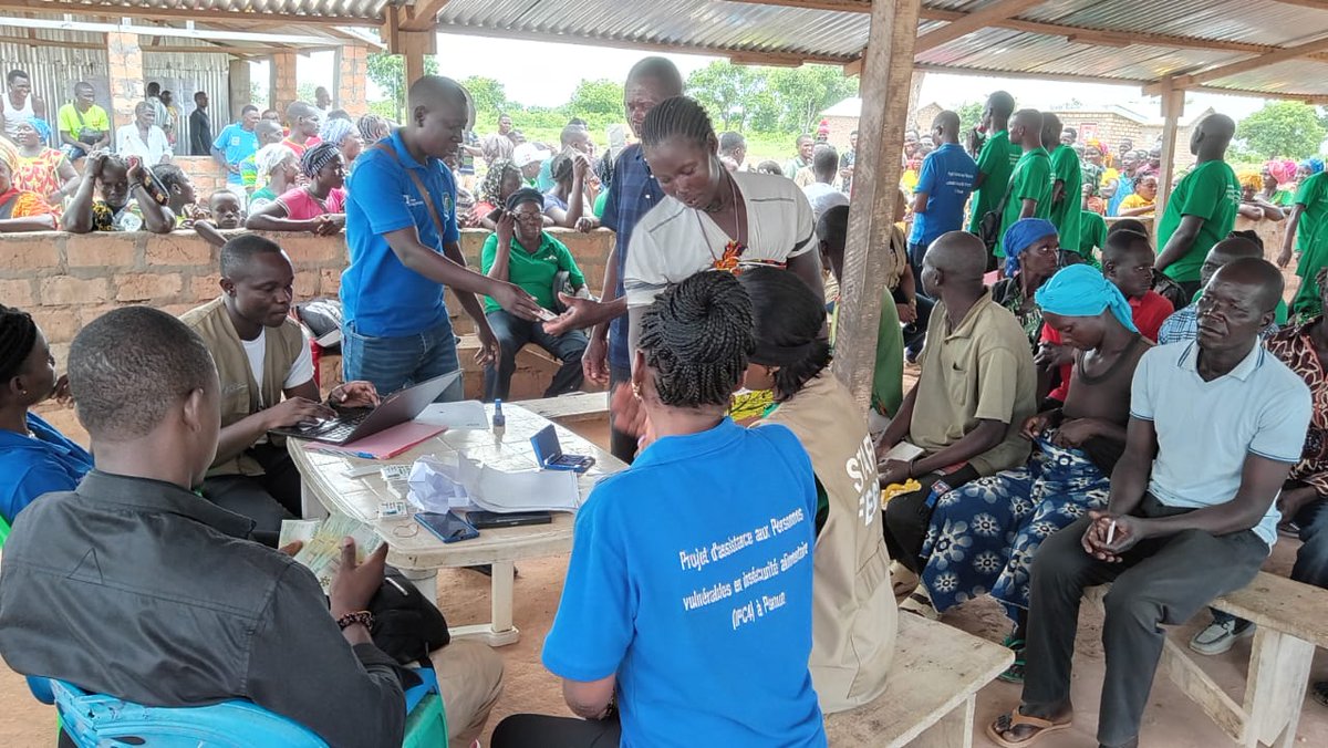 senga88292's tweet photo. 📍Paoua :
🎯Grâce au financement @OCHAFunds, @ONGFEGY a assisté en 💸 +800 ménages vulnérables à Paoua &amp; sur le site des réfugiés tchadiens à Betoko. Cette aide contribue à améliorer l'accès à la nourriture et aux besoins essentiels durant la période de soudure. https://t.co/Fsp7pLD44V
