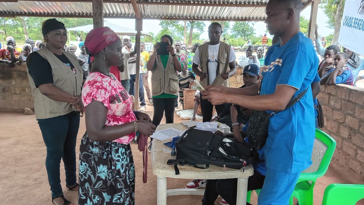 senga88292's tweet photo. 📍Paoua :
🎯Grâce au financement @OCHAFunds, @ONGFEGY a assisté en 💸 +800 ménages vulnérables à Paoua &amp; sur le site des réfugiés tchadiens à Betoko. Cette aide contribue à améliorer l'accès à la nourriture et aux besoins essentiels durant la période de soudure. https://t.co/Fsp7pLD44V