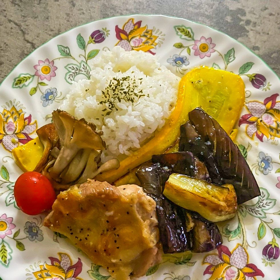 anomomo's tweet photo. 地元食材でワンプレートの夕飯。

次男のリクエストでレモンバターソースにしました。梅雨明けの日にぴったりだったかも。

・白米ご飯
・鶏腿肉
・ズッキーニ
・ナス
・舞茸
・プチトマト

 #食パラダイス鳥取県 #田舎の暮らし #田舎の食卓 #おうちごはん  #地元食材 #夏野菜 https://t.co/AsPfqZmqfw