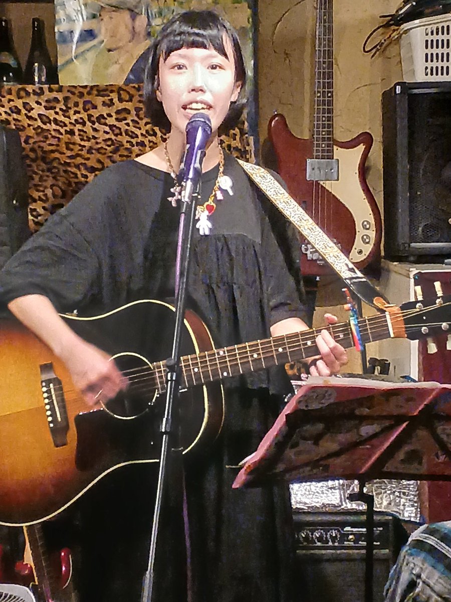 3kdds0FDbaXeeFA's tweet photo. 土萌まりなさんの７か月連続修行ツーマンライブ(第５回)🎵

今宵は気合いを入れて、スカート履いて、ちゃんとお化粧してのご登場🤩

でも足元はピンクのギョサン👡👍️

便サンと記念撮影📸

9/22(火・祝)は四谷アウトブレイクでまりなさんの生誕祭🎂

空けておきます🙂🎉

#土萌まりな https://t.co/A68pAFshzC