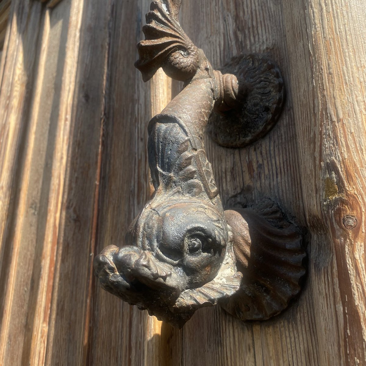 SlowCultureCat's tweet photo. Quantes vegades hem passat per aquest carrer sense aixecar la vista?
Barcelona està plena d'històries amagades en els seus detalls: picaportes, relleus, escultures, façanes... Petits tresors que només apareixen quan decidim mirar la ciutat amb calma.

#Barcelona #Arquitectura https://t.co/jpUqDOuRFy