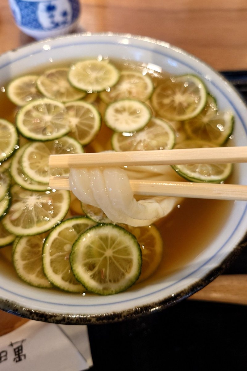 rin_otokodesu's tweet photo. 大田萬ですだち冷かけ
冷かけで麺が冷えすぎないで出汁はすだちの酸味を考慮した塩梅よく出来た1杯 https://t.co/N0rXGWGkOc