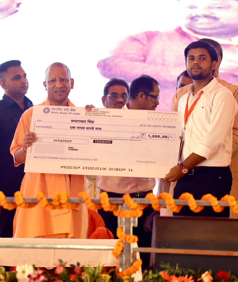 ChitrakootDm's tweet photo. मा0 मुख्यमंत्री श्री योगी आदित्यनाथ जी ने जनपद #चित्रकूट को ₹951 करोड़ से अधिक लागत की 124 विकास परियोजनाओं की सौगात प्रदान की।

मा0 मुख्यमंत्री जी ने चित्रकूट प्रवास के दौरान विभिन्न विकास परियोजनाओं का लोकार्पण एवं शिलान्यास कर जनपद के समग्र विकास को नई गति प्रदान की। उन्होंने कहा कि चित्रकूट की आध्यात्मिक, सांस्कृतिक एवं प्राकृतिक विरासत को संरक्षित रखते हुए इसे देश के प्रमुख आध्यात्मिक, सांस्कृतिक एवं ईको-टूरिज्म केंद्र के रूप में विकसित किया जा रहा है।

कार्यक्रम के दौरान मुख्यमंत्री जी ने मुख्यमंत्री युवा उद्यमी योजना, मुख्यमंत्री आवास योजना (ग्रामीण), पोषण अभियान, मेधावी सम्मान योजना, मुख्यमंत्री कृषक दुर्घटना कल्याण योजना सहित विभिन्न जनकल्याणकारी योजनाओं के लाभार्थियों को लाभान्वित किया।

₹951 करोड़ से अधिक की विकास परियोजनाओं में पर्यटन विकास, सेतु निर्माण, सड़क चौड़ीकरण, खेल अवसंरचना, औद्योगिक प्रशिक्षण संस्थानों के आधुनिकीकरण, ईको-टूरिज्म एवं अन्य आधारभूत सुविधाओं से संबंधित महत्वपूर्ण कार्य शामिल हैं, जो जनपद के विकास एवं रोजगार सृजन को नई दिशा देंगे।

#Chitrakoot #ViksitChitrakoot #NewUP #YogiAdityanath #UPCM #DevelopmentProjects #TourismDevelopment #EcoTourism #SpiritualTourism #GoodGovernance #TransformingUttarPradesh #CMYuvaUdyamiYojana #ViksitBharat #JanKalyan #UttarPradeshGovernment