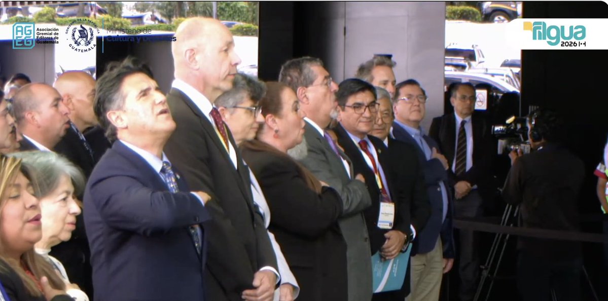 jovannagarcon's tweet photo. Ayer en la Filgua al ver al presidente Bernardo Arévalo y al alcalde Ricardo Quiñónez, y además escuchar que este año se invirtió al menos Q6 millones estatales para la feria, no pude evitar observar el recinto... ese "fórum" en Majadas, un lugar totalmente alejado para las mayorías, y preguntarme ¿para quién es la feria? ¿Para la gente con carro que sí puede llegar hasta allá? ¿Qué buses te llevan a la Filgua? Sé que hay algunos esfuerzos independientes para que colegios y escuelas lleven a niños y jóvenes, pero de verdad me parece una incoherencia que esa "inversión" no se vea reflejada también en accesibilidad para poder ir. Para que cualquiera pueda ir a las actividades.