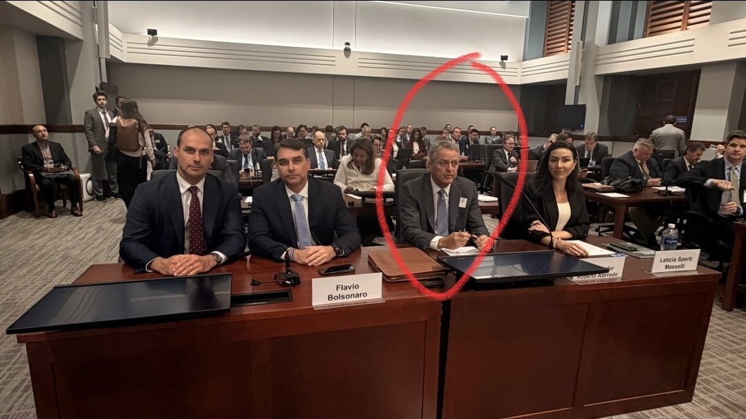 jefmiola's tweet photo. O personagem na fotografia com o par de gângsteres e traidores do Brasil na audiência nos EUA sobre tarifas é o ex-embaixador Roberto Azevedo.
Como diplomata experiente, ele sabe como poucos que na política e na diplomacia a imagem tem valor semiótico.
[Print] https://t.co/AvQIRex7gQ