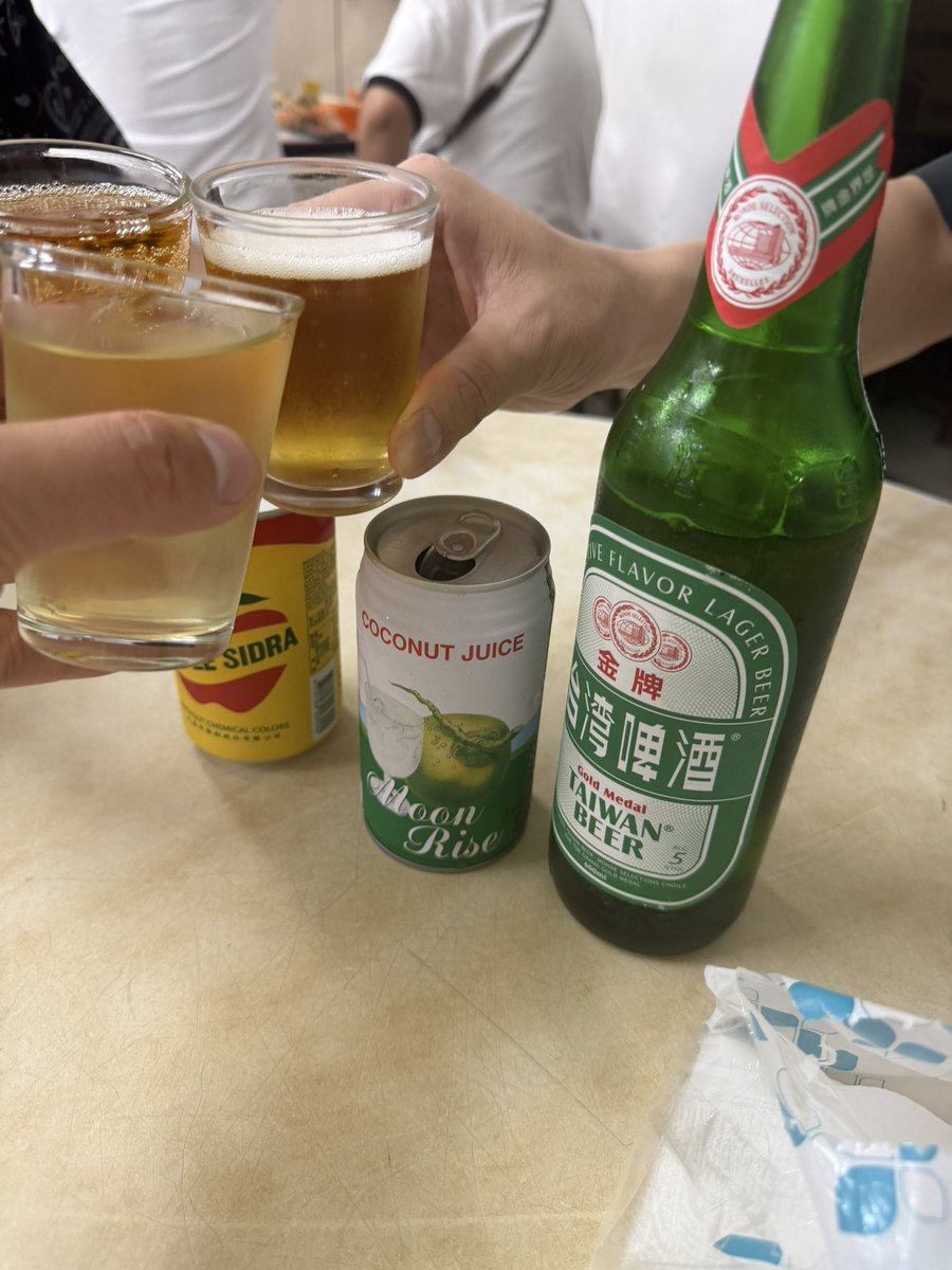 tokyodegu's tweet photo. 夜のおつまみ1人1800円なり。龍山寺『鵝肉輝』でダチョウ肉、ヒラピア（魚）、あとタケノコ。炒飯が美味かった。日本ぽい卵シンプル炒飯なんですがちょっと調味料が違うんですよね。さて、、龍山寺から中山に移動しますww https://t.co/OmEr9AZ2KT