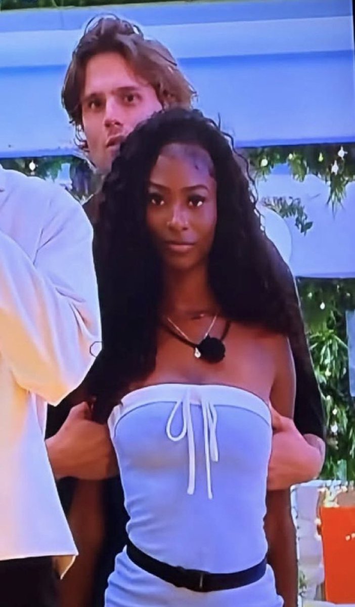 BrinityUpdates's tweet photo. Hold she won’t run #LoveislandUSA https://t.co/h85FcScQtY