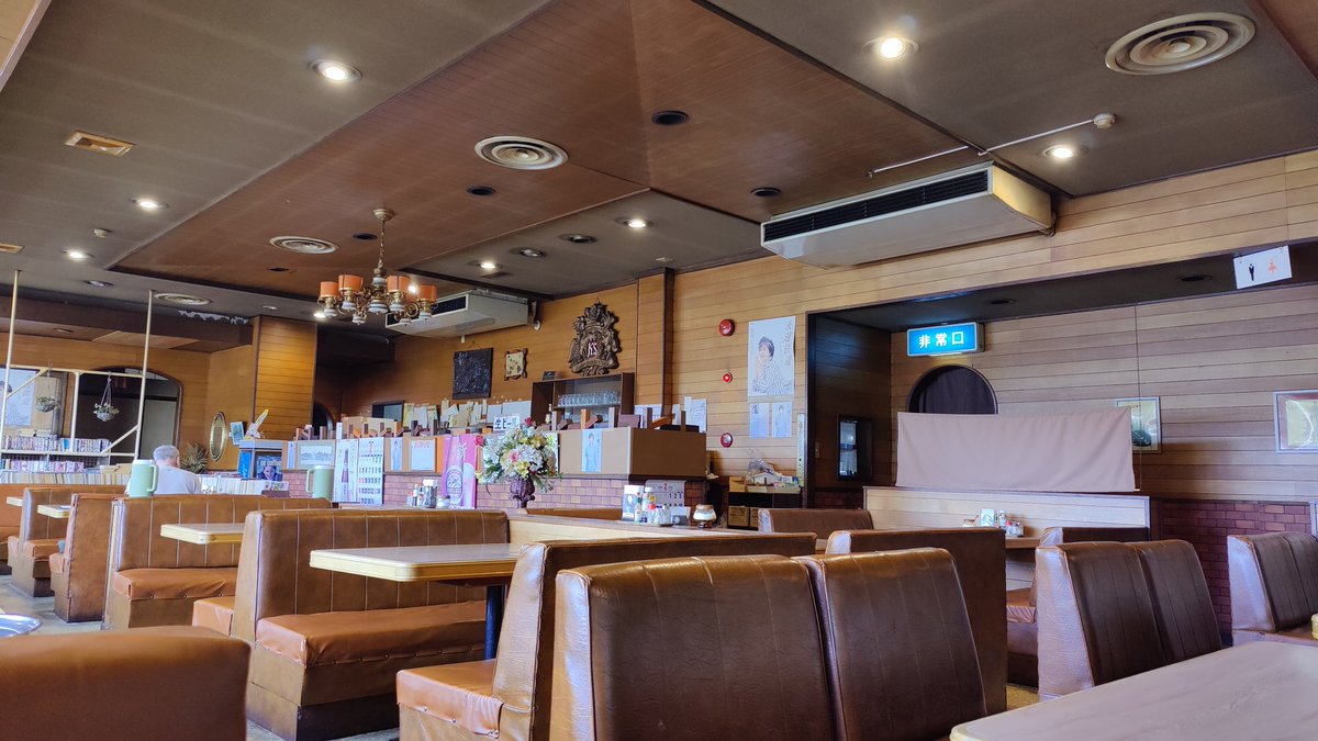 yuwave2009's tweet photo. ああ、まじか…　本当に昔からのファミリーレストランという雰囲気だった

空港通りという立地上、夜閉まるのが早くて、昼食でないとなかなか行けなかった　残念だ https://t.co/ObrP4Np6OU