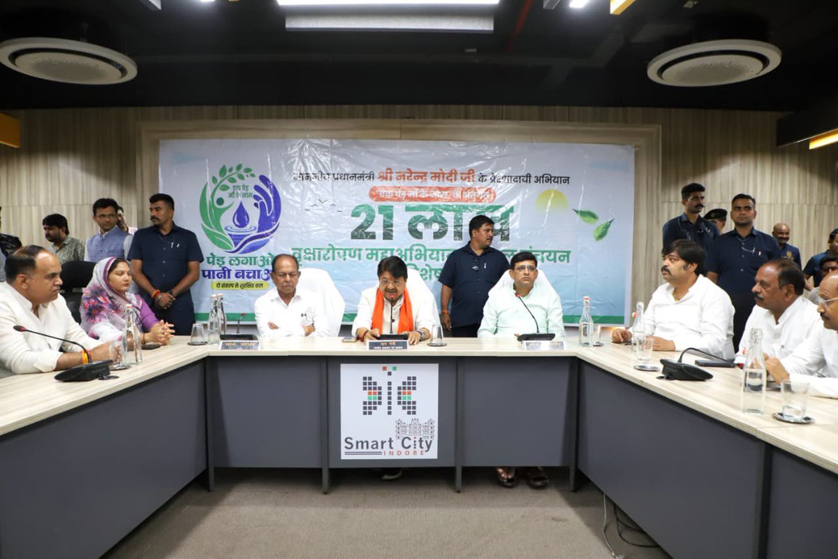 advpushyamitra's tweet photo. माननीय प्रधानमंत्री श्री नरेंद्र मोदी जी के प्रेरणादायी अभियान ‘एक पेड़ माँ के नाम’ के अंतर्गत इंदौर में 21 लाख पौधारोपण के महाअभियान को जनभागीदारी के साथ सफल बनाने को लेकर माननीय मंत्री श्री कैलाश विजयवर्गीय जी, विधायक श्री गोलू शुक्ला जी एवं विधायक श्री मधु वर्मा जी की उपस्थिति में विस्तृत चर्चा की।

यह अभियान केवल पौधारोपण का नहीं, बल्कि आने वाली पीढ़ियों के लिए हरित, स्वच्छ और पर्यावरण-सुरक्षित इंदौर के निर्माण का सामूहिक संकल्प है।