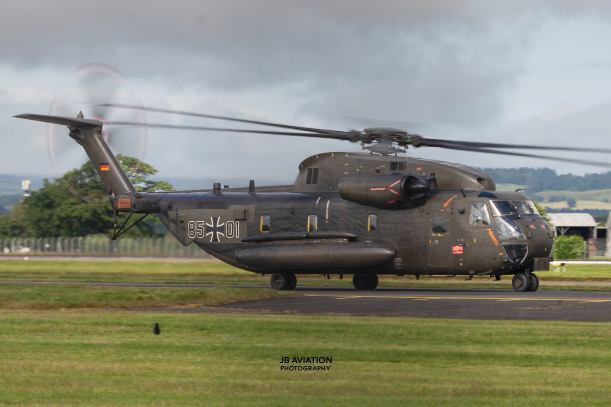 jackaviation69's tweet photo. German CH-53 at Glasgow this morning. After having gone to Leuchars yesterday to get it, I was a bit disappointed when they just flew over and never landed 😂
made up for it by going Glasgow today
#aviationphotography #planespotting #germanairforce #germanarmy #glasgowairport #canon #sigma