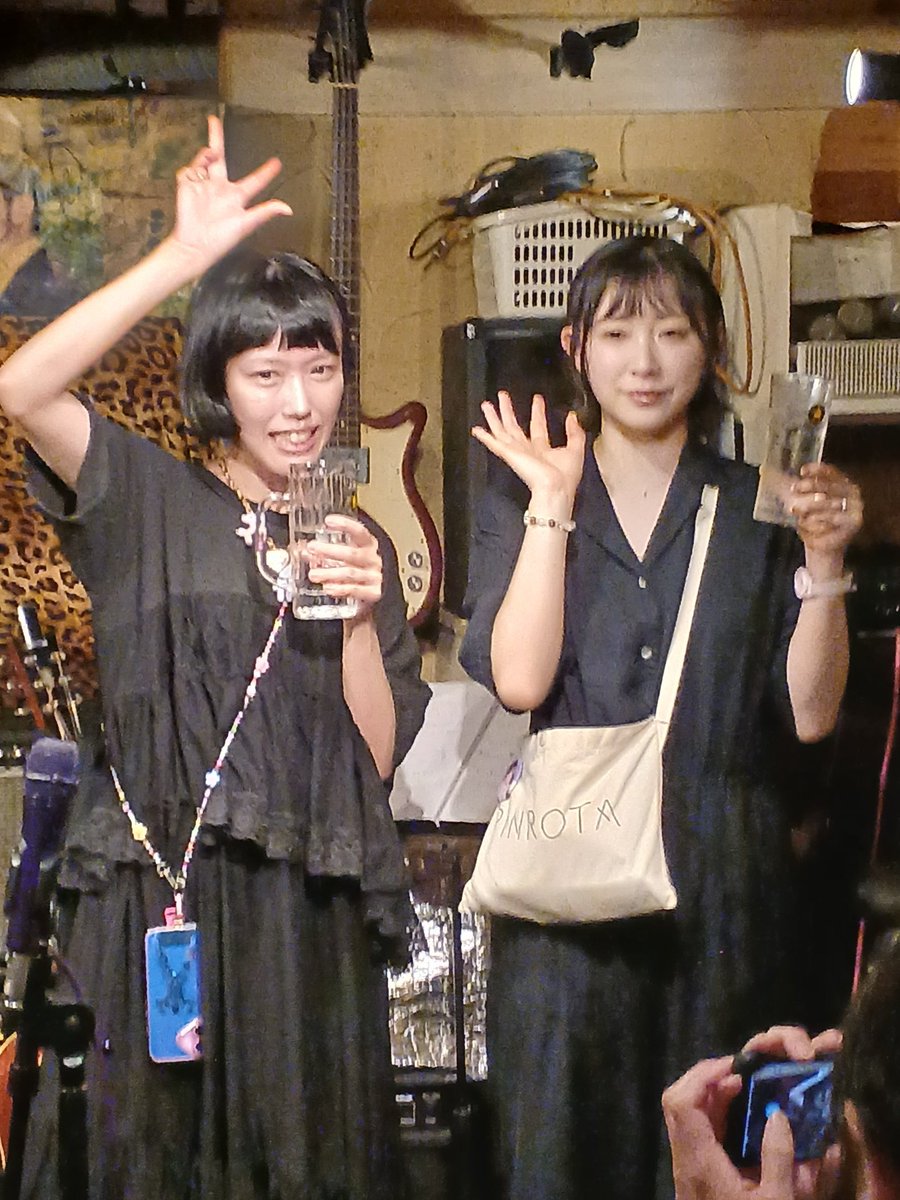 3kdds0FDbaXeeFA's tweet photo. 土萌まりなさんの７か月連続修行ツーマンライブ(第５回)🎵

今宵は気合いを入れて、スカート履いて、ちゃんとお化粧してのご登場🤩

でも足元はピンクのギョサン👡👍️

便サンと記念撮影📸

9/22(火・祝)は四谷アウトブレイクでまりなさんの生誕祭🎂

空けておきます🙂🎉

#土萌まりな https://t.co/A68pAFshzC