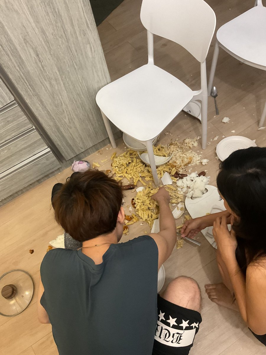 keonorable's tweet photo. TANGINA SIRA YUNG MESAAA SHHQHQHAHA #aberyatwt ! https://t.co/1oG4d8nN9a