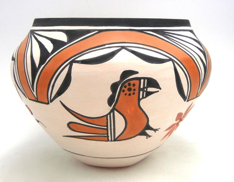 palmstrading's tweet photo. White slipped pots banded in red and black and often decorated with birds and flowers are traditional to #Acoma Pueblo, along with corrugated pottery.
Jar by Acoma potter Beverly Garcia. https://t.co/34Dldroagp