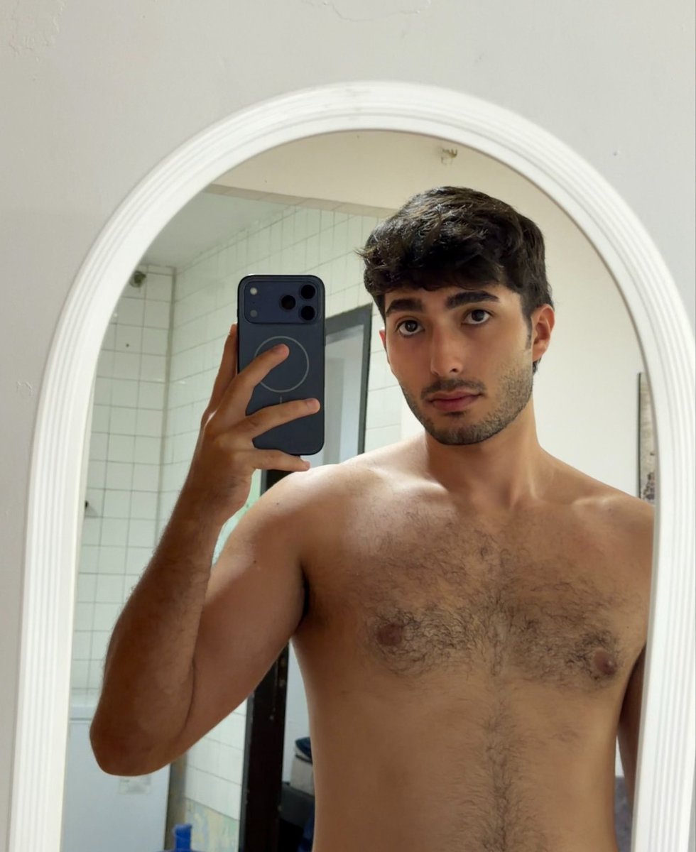 DavidDacamara21's tweet photo. Bello o vello? 

#men #mirror #hairy #boy #gay https://t.co/5XDtECEOSd
