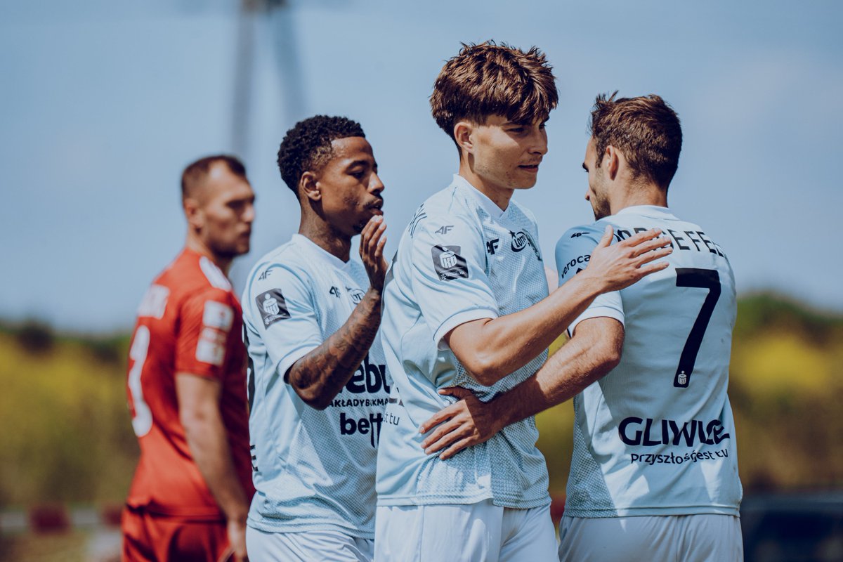 PiastGliwiceSA's tweet photo. Trzymamy się RAZEM! 🔵🔴
Galeria z meczu #PIAMIE już dostępna! 📸
➡️ https://t.co/50eVHOTRby https://t.co/kdAhCE4bMP
