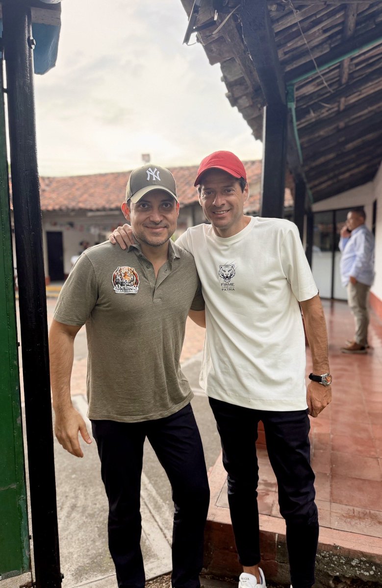 senadormotoa's tweet photo. Aplaudo que @MauricioGomezCo haya sido designado como @MinComercioCo. Se trata de alguien que fungió como Representante y Senador. De alguien conocedor de temas económicos y que en su momento encabezó la lista del @PartidoLiberal. ¡Además, fue clave en la campaña del Presidente electo! Será un ministro preparado, con trayectoria y hábil en las formas necesarias para dejar en alto el nombre del Atlántico.