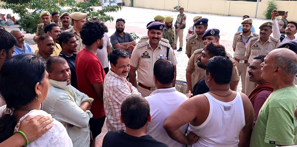 digjammu's tweet photo. DIG-P JSK Range visited Samba. Reviewed security measures in place for ensuring safety of pilgrims. Interaction with pilgrims held to check their welfare. #SANJY2026 #JKPolice @igp_jammu  @JmuKmrPolice @ZPHQJammu  @sambapolice https://t.co/cZmLZQzT59