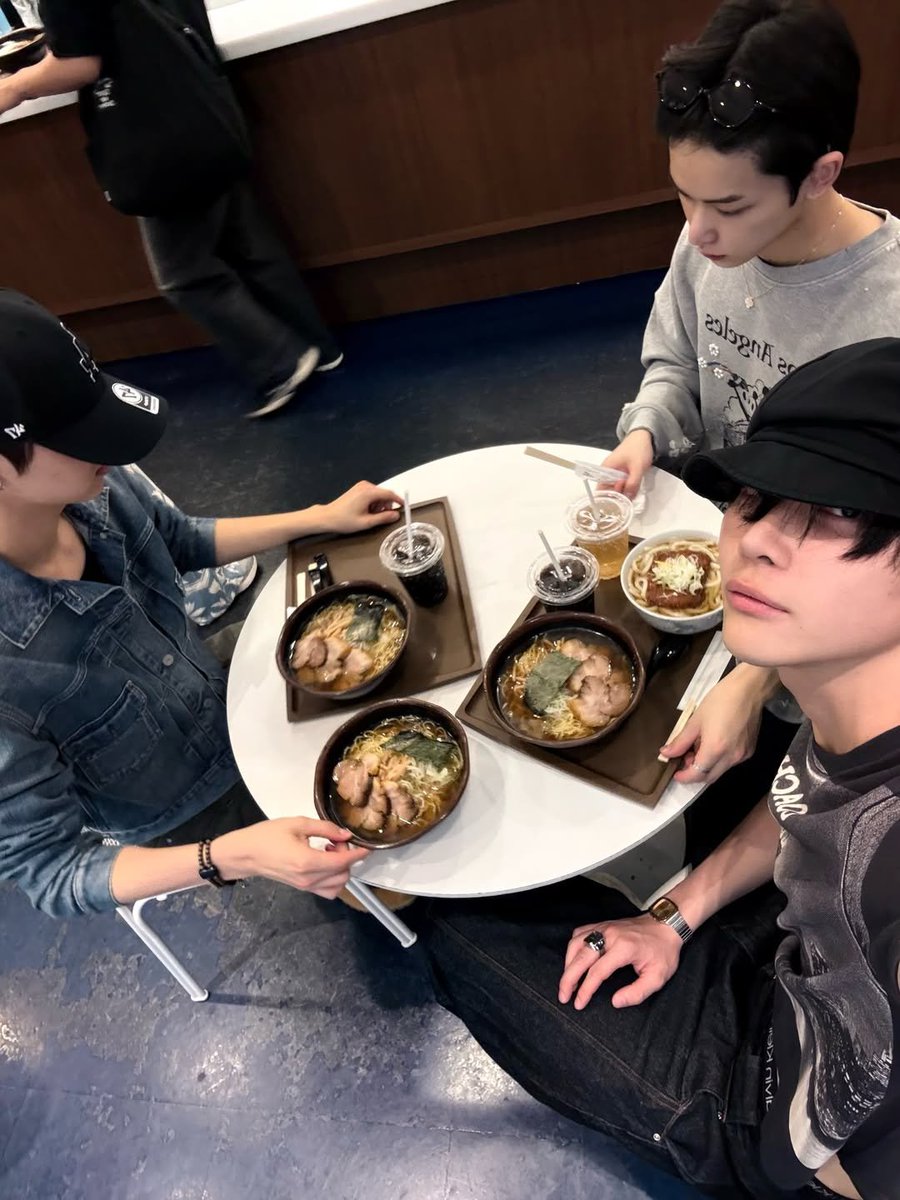 mulljnc's tweet photo. 저기있는 저 카메라로 우동만찍은게아니라 진짜로 니니도 찍어줬다고..? https://t.co/gUpLjxbHHP