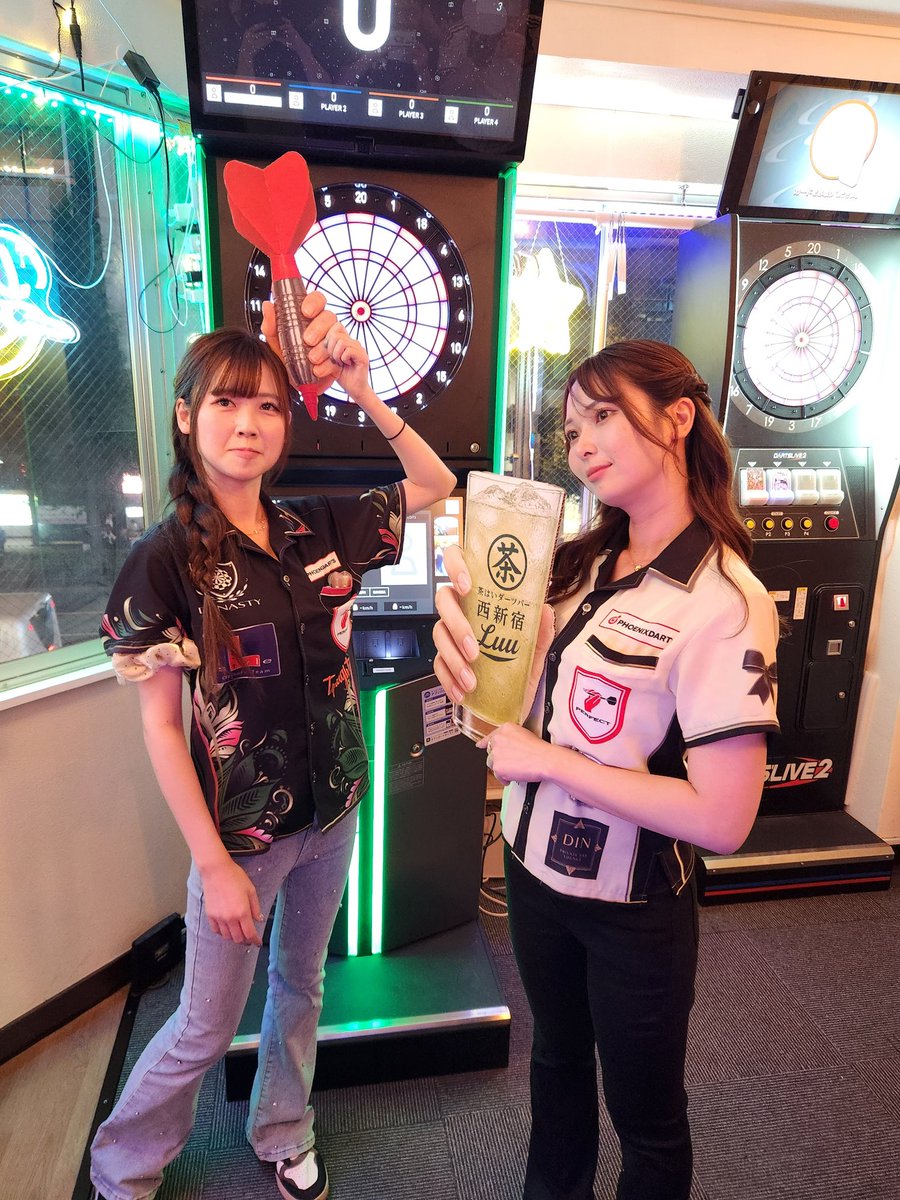 Naoki_s1221's tweet photo. 2026年7月3日(金)🎯🚶
茶はいダーツバー西新宿Luu
@dartsbarluu 

今までに経験したことのなかったイベントになりました✨

対戦は301を１セット、
爆笑あり、シャンパンあり、テキ観あり、
それよりも、ずーーっと撮影会でした📸
もうアイドルでした‼️

ぜひこの２人の組合わせでまたお願いします🙇‍♂️ https://t.co/1acrMvzb65