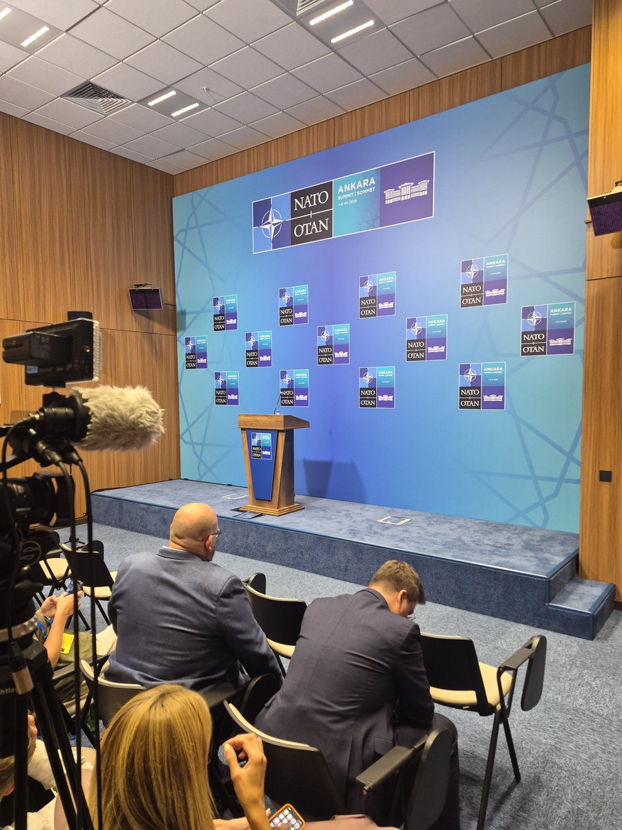 MichalRadkowski's tweet photo. Już trzy godziny opóźnienia ma konferencja @NawrockiKn. Czyżby tyle trwała rozmowa z @potus Donaldem Trumpem? Krążą tu bardzo ciekawe plotki...
@RMF24pl https://t.co/f9MYVezFRE