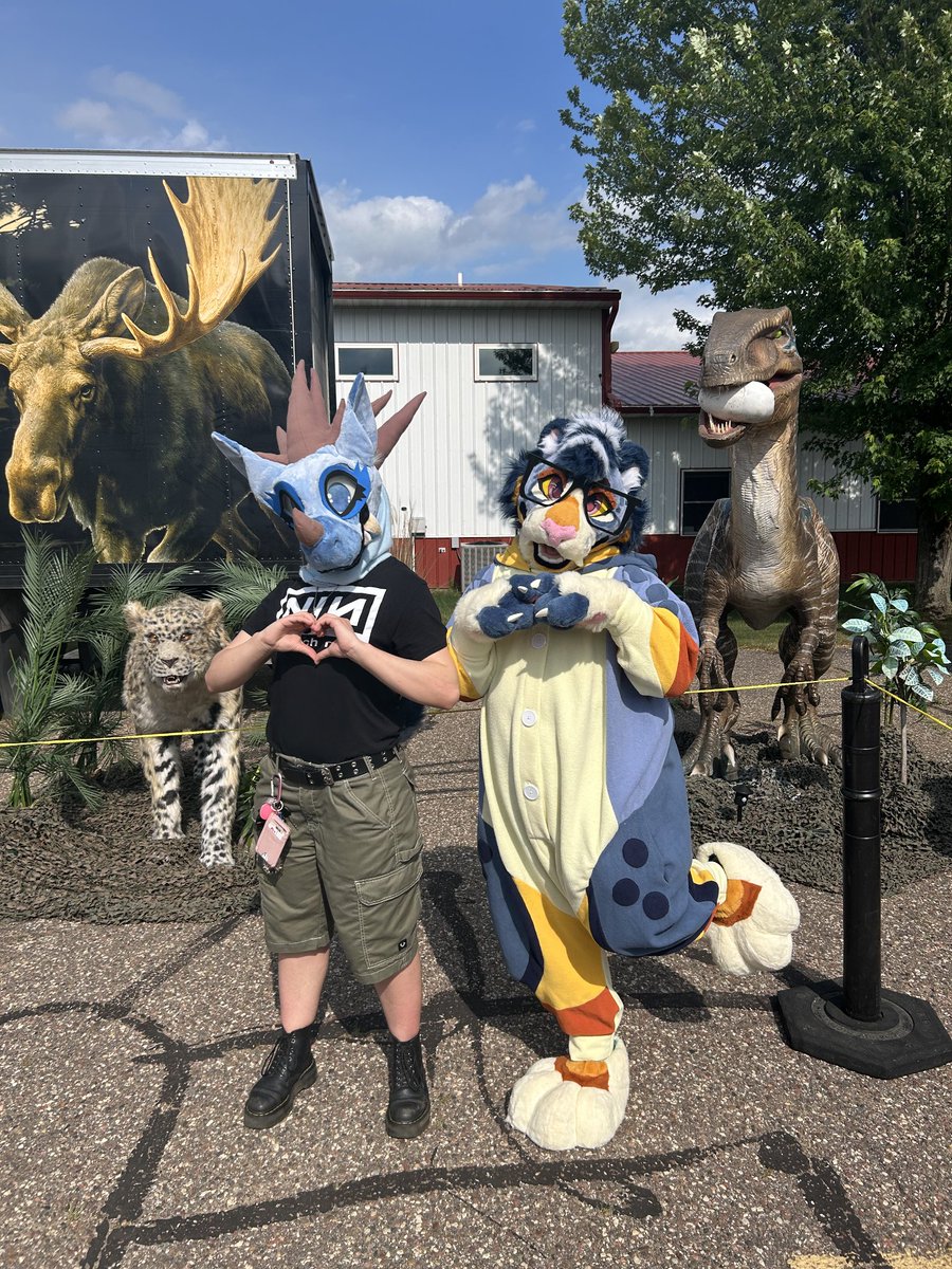 ethansmenagerie's tweet photo. Went fursuiting with my friends in 90° weather and would do it all over again <3 

🐉: @ReptilleTheRose
🐆💚: @SeasideChee
🐆💛: @paradoxxpalms https://t.co/KU1Qu8iK1T