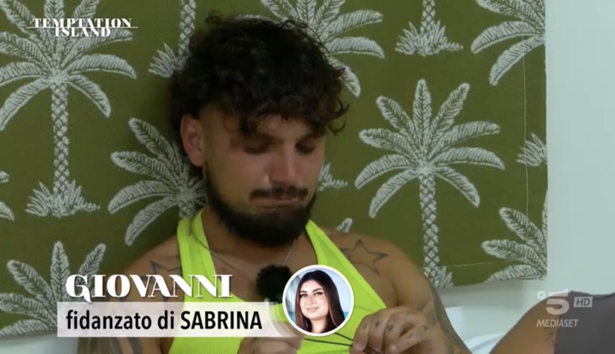 Reginadeldivano's tweet photo. Alla madre di Giovanni piace il giallo fluo. #temptationisland https://t.co/63uGVcHviT