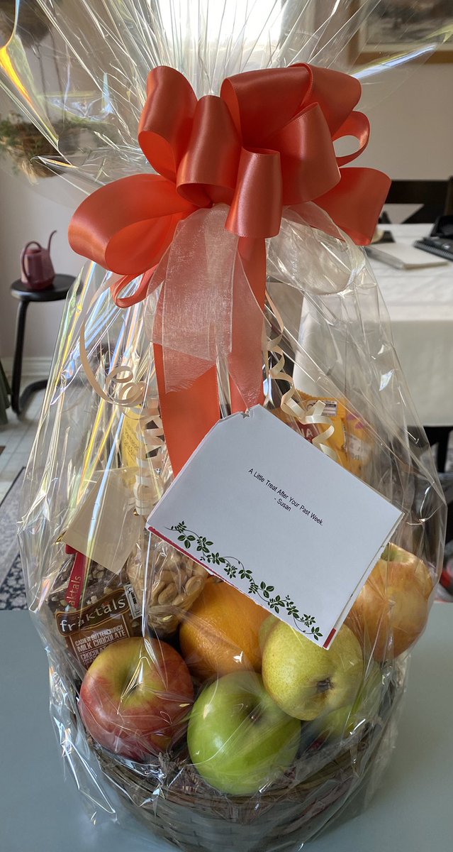 elsicour's tweet photo. #PostFlood
Une amie bienveillante m’a fait livrer à domicile ceci…❤️🩹
Oh surprise 😮
C’était mon souper hier soir: fromage, craquelins,
1/2 pomme verte et qqs morceaux de cajous chocolatés. Good for the soul.
#Bienveillance https://t.co/1oGKEWucSz