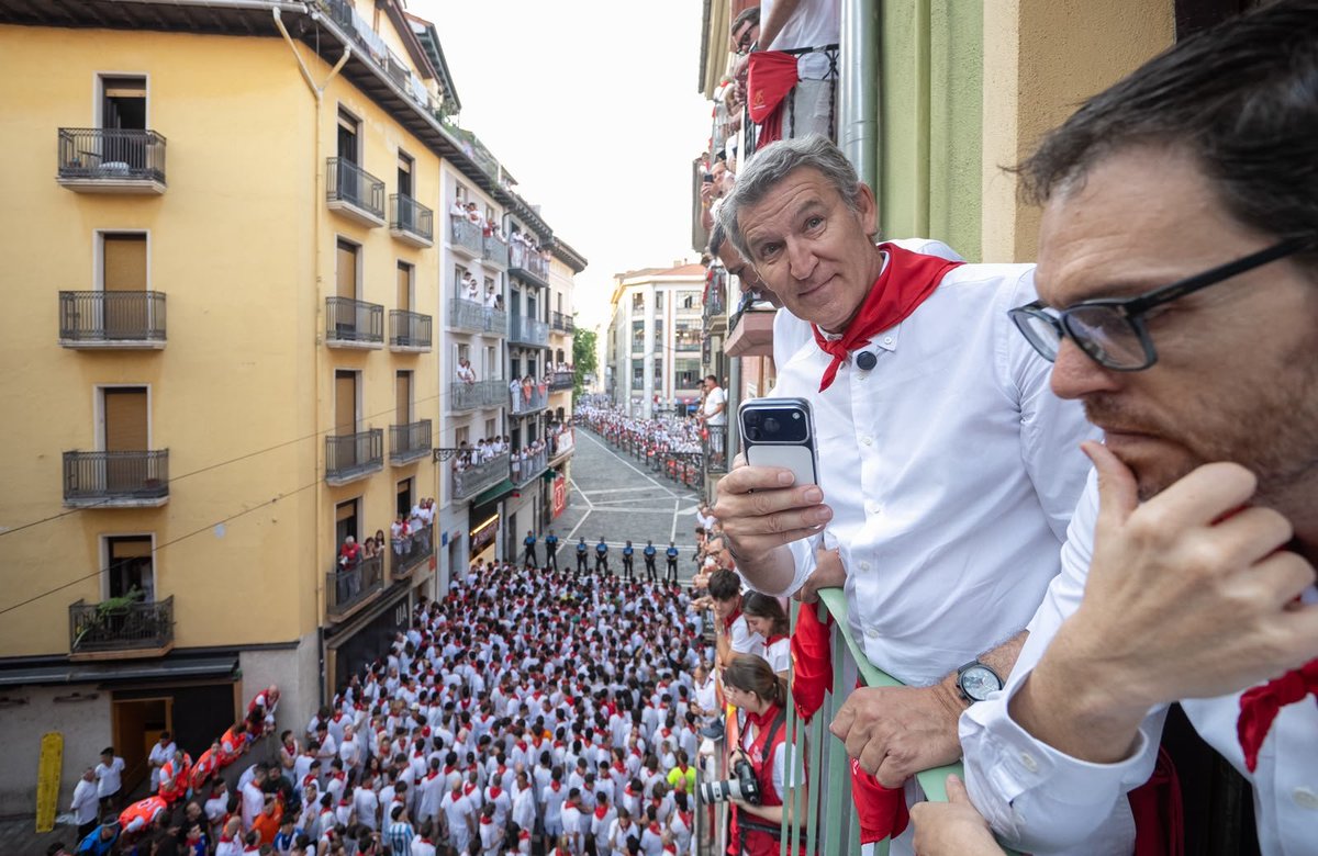 jimolinaarroyo's tweet photo. Recuerden: aspira a ser Presidente, y afirma que cuando gobierne, trabajadoras y trabajadores de baja médica, cobraran menos. 
Si ya no tienen bastante con la espalda rota, o los pulmones podridos, encima, reducción de sueldo.
Vienen a recortar más derechos.
Recuerden. https://t.co/ALMi7OwZ1T