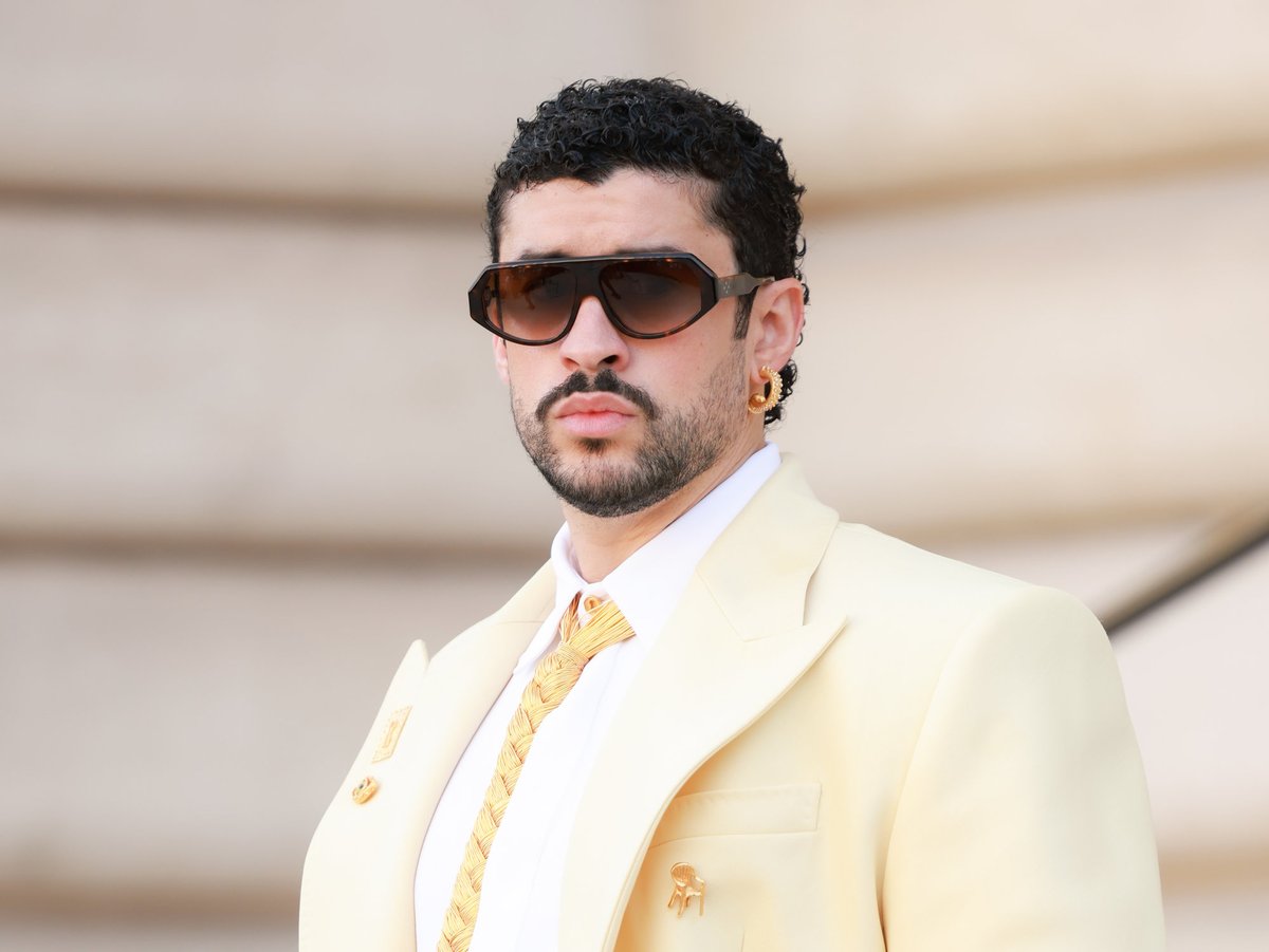 BadBunnyorg's tweet photo. 📸 photos of @sanbenito from #FashionWeek at the Schiaparelli Haute Collection from July 6th have been added to the gallery! #BadBunny

🔗 https://t.co/1x03WZOkzu https://t.co/vqCtbBIG6g