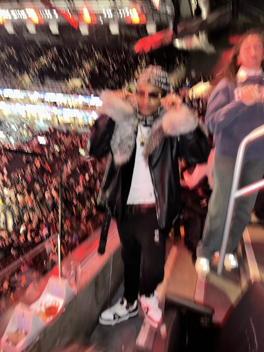 Jayogeezly's tweet photo. Pop It Until The End Of Time 🥂

#flyshitonly #flynigga #drippy #drip #lv #cartier #fendi #rta #nba #nbagame https://t.co/ePdBMaTs07