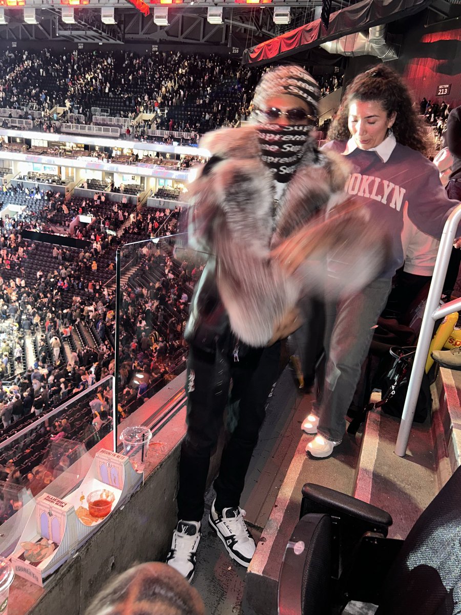 Jayogeezly's tweet photo. Pop It Until The End Of Time 🥂

#flyshitonly #flynigga #drippy #drip #lv #cartier #fendi #rta #nba #nbagame https://t.co/ePdBMaTs07