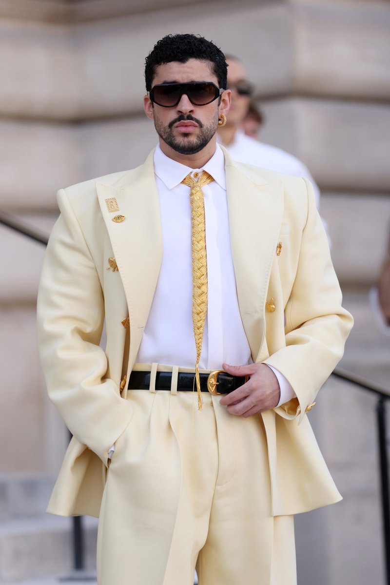 BadBunnyorg's tweet photo. 📸 photos of @sanbenito from #FashionWeek at the Schiaparelli Haute Collection from July 6th have been added to the gallery! #BadBunny

🔗 https://t.co/1x03WZOkzu https://t.co/vqCtbBIG6g