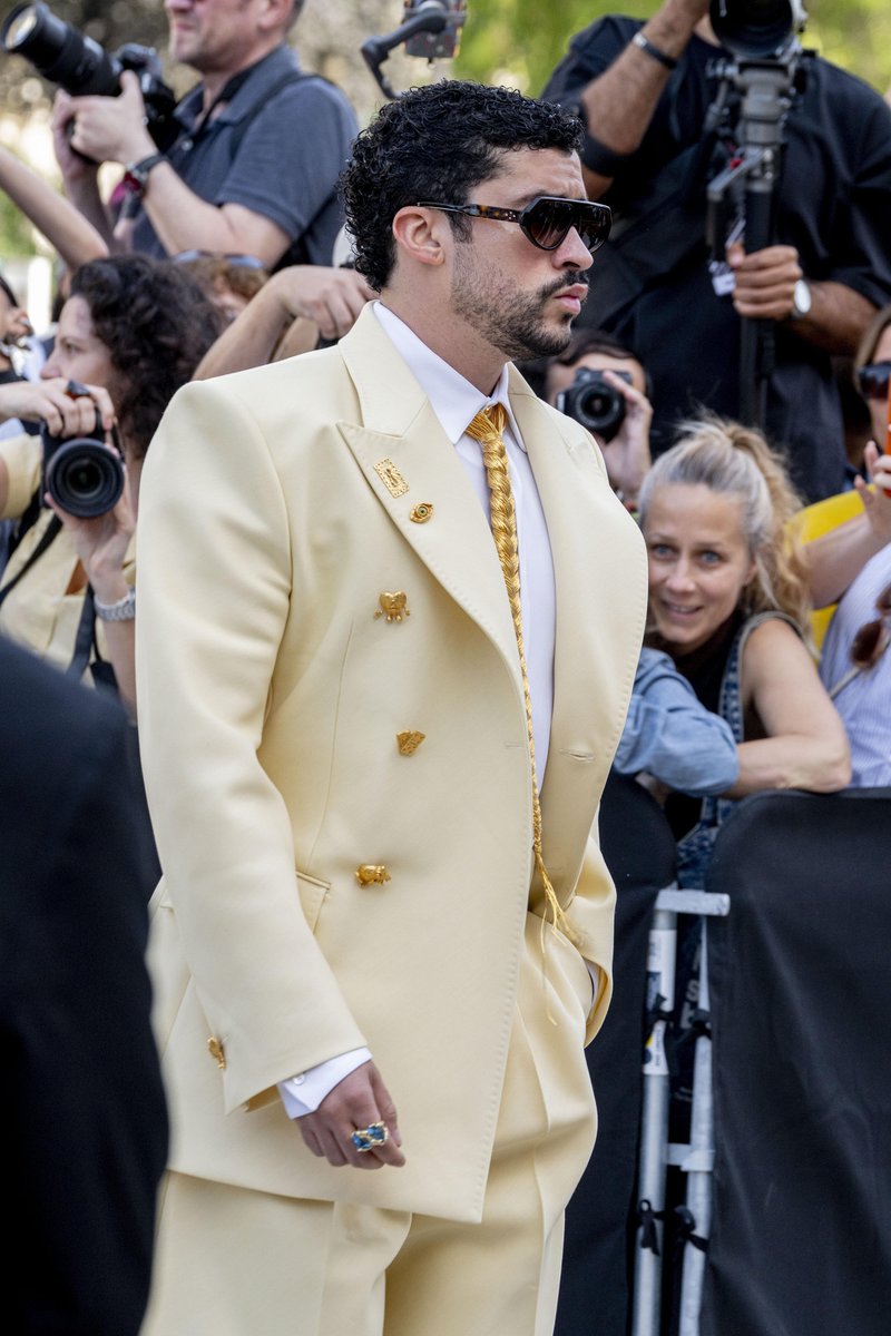 BadBunnyorg's tweet photo. 📸 photos of @sanbenito from #FashionWeek at the Schiaparelli Haute Collection from July 6th have been added to the gallery! #BadBunny

🔗 https://t.co/1x03WZOkzu https://t.co/vqCtbBIG6g